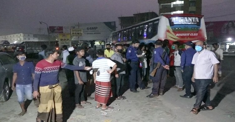 নরসিংদীতে চলন্তবাসে এক যাত্রীর মৃত্যু